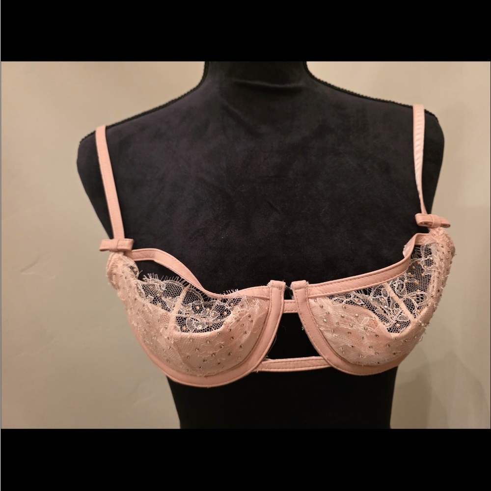 Victoria's Secret RARE Lace Underwire Bra - Blush ♡